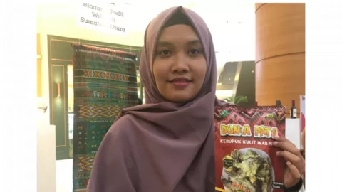 Usaha Warisan Mertua, Wanita Asal Medan Ini Olah Kulit Ikan Patin - GenPI.co