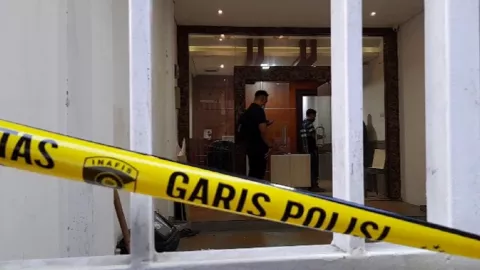 Munarman Ditangkap, Bekas Kantor Eks FPI Digeledah Polisi dan TNI - GenPI.co
