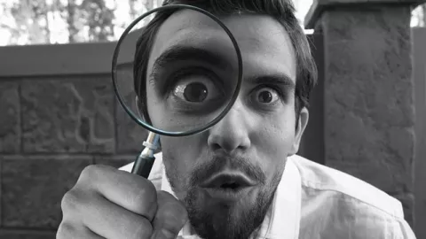 Waspada, 3 Zodiak Ini Seorang Stalker Sejati - GenPI.co