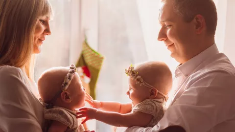 Menanti Kehadiran Anak, 3 Zodiak ini Diprediksi Punya Bayi Kembar - GenPI.co