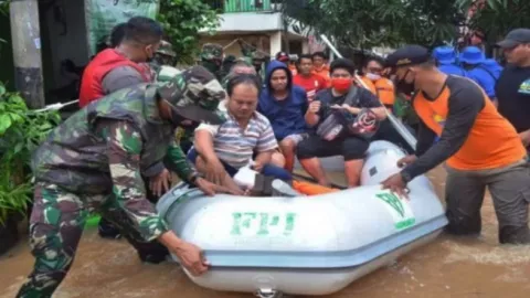 Relawan Banjir Eks FPI Dibubarkan, Aparat Disebut Kurang Piknik - GenPI.co