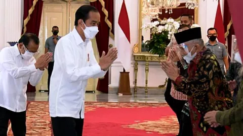 Kerap Dicaci Maki, Jokowi Justru Kasih Hormat ke Amien Rais - GenPI.co