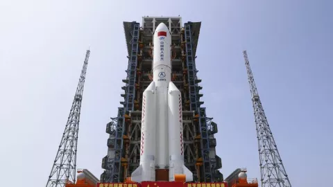 Besok Bumi dalam Bahaya, Roket China Jatuh Tak Terkendali - GenPI.co