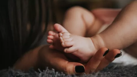 Benarkah Mitos Melahirkan Secara Sesar Bikin Calon Ibu Takut? - GenPI.co