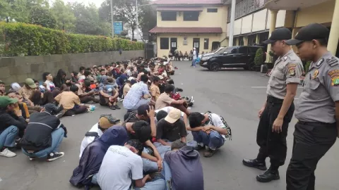 Polisi Sita Celurit dari Pelajar STM yang Berdemo - GenPI.co