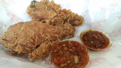 Daebak, Cicipi Fried Chicken dengan Perpaduan Sambal Khas Korea! - GenPI.co