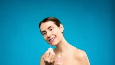 3 Warna Lipstik Ini Bisa Bikin Gigi Kita Lebih Putih Loh! - GenPI.co
