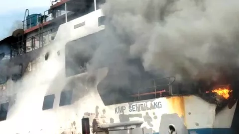 Kapal Roro di Karimun Terbakar, 3 Orang Meninggal Dunia - GenPI.co