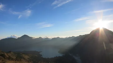 Kabar Gembira! Gunung Rinjani Dibuka Lagi Mulai 1 April 2021 - GenPI.co