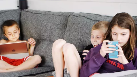 Moms, Lakukan 5 Cara Ini Agar Anak Tidak Kecanduan Main Gadget - GenPI.co