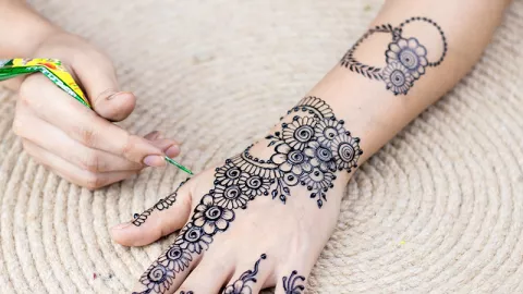 Ladies, Ini 5 Tips Merawat Henna Agar Tahan Lama di Kulit - GenPI.co
