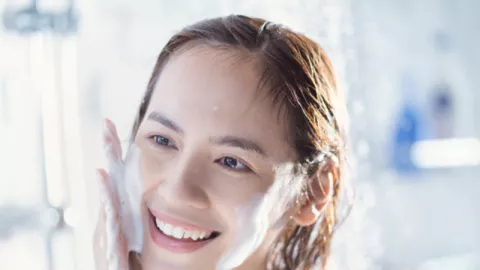 Ajaib! 3 Facial Wash Ini Bisa Bikin Kulit Kering Jadi Glowing - GenPI.co