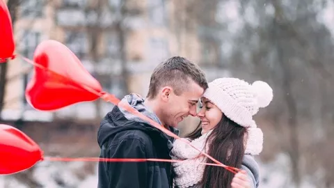 10 Ucapan Valentine’s Day Romantis Buat Pacar, Pasti Dia Meleleh! - GenPI.co