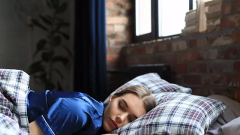 Tubuh Terasa Lemas Saat Bangun Tidur, Mungkin Ini 6 Penyebabnya - GenPI.co