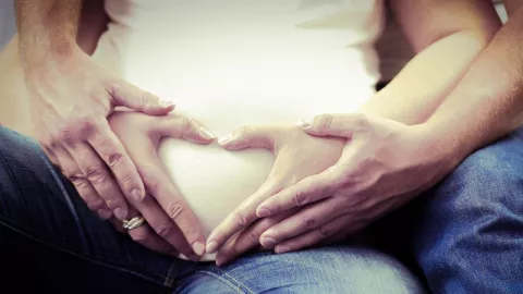 Moms, Ini 5 Tanda yang Muncul Ketika Hamil Anak Kembar - GenPI.co