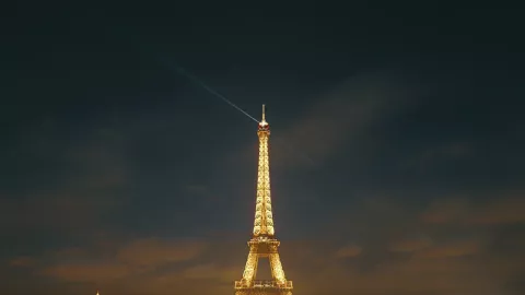 Sambut Olimpiade 2024, Menara Eiffel Tampil Beda dengan Cat Emas - GenPI.co