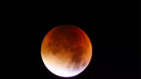 Jangan Ketinggalan Lihat Gerhana Bulan Total, Catat Nih Waktunya! - GenPI.co