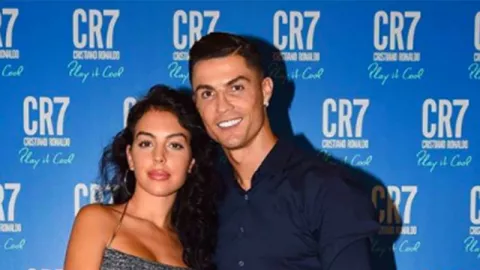 Duh, Kisah Cinta Ronaldo & Georgina Rodriguez Romantis Banget! - GenPI.co