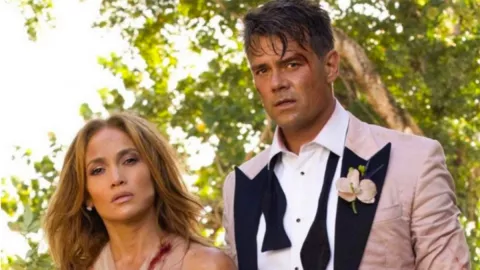 Wow! J-Lo Menikah Sambil Berdarah-Darah di Film Shotgun Wedding - GenPI.co
