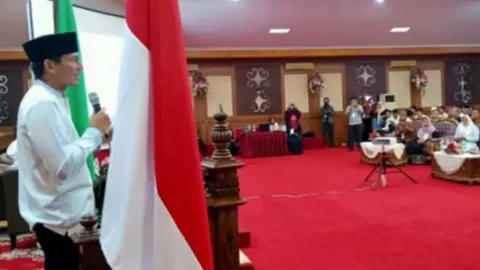 Berpeci Dekat Merah Putih, Sandiaga Uno Ganteng Penuh Karisma - GenPI.co