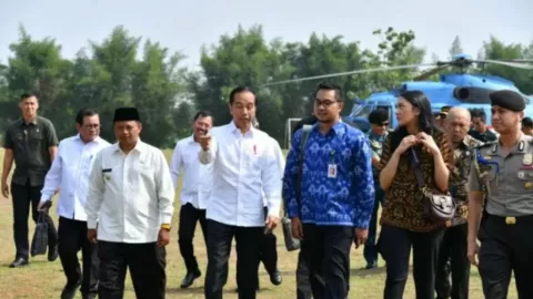 Diajak Presiden, Putri Tanjung Pakai Sneaker, Andi Gemblok Tas - GenPI.co