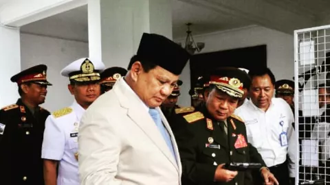 Prabowo Genggam Gagang Pistol, Menhan Laos Diam Seribu Bahasa - GenPI.co