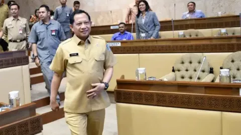 Merah, Kuning, Hijau, Biru, Mendagri Tito Bilang Bak Bunglon - GenPI.co