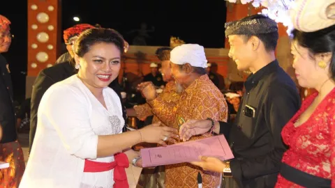 Bupati Tabanan Putu Eka Terlihat Anggun Pakai Kebaya - GenPI.co