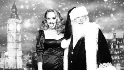 Adele Unggah Foto Santa Klaus Jelang Natal Malam ini - GenPI.co