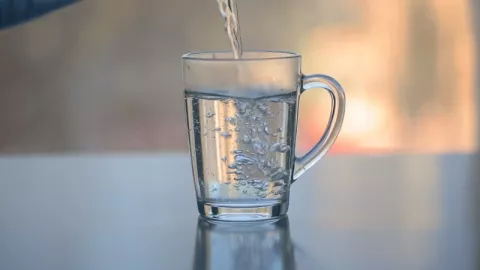 Minum Air Putih Hangat di Pagi Hari Bikin Awet Muda, Mau? - GenPI.co