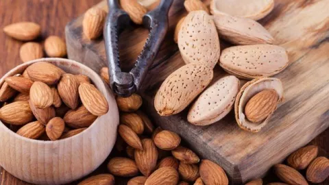 3 Kebaikan Kacang Almond untuk Penderita Hipertensi - GenPI.co
