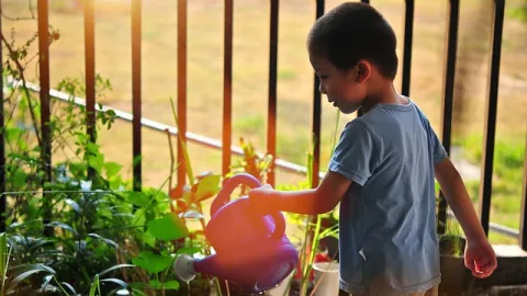 Mom, Ini 4 Manfaat Mengajak Anak Berkebun di Halaman Rumah - GenPI.co