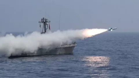 Iran Sesumbar Tenggelamkan Kapal Perang Amerika, Ada yang Ragu? - GenPI.co