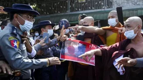 Demo Kudeta Menggila, Militer Myanmar Jalankan Jurus Dewa Mabuk - GenPI.co