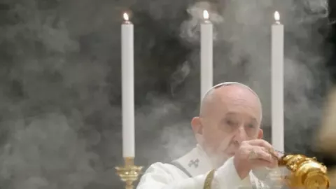 Dunia Bergetar! Akun IG Paus Fransiskus Suka Model Seksi - GenPI.co