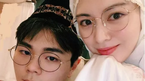 Adem Lihatnya, Ayana Moon dan Adiknya Kompak Ibadah Saat Ramadan - GenPI.co