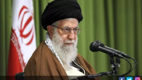 Rudal Iran Nyasar, Warga Desak Ayatollah Ali Khamenei Mundur - GenPI.co