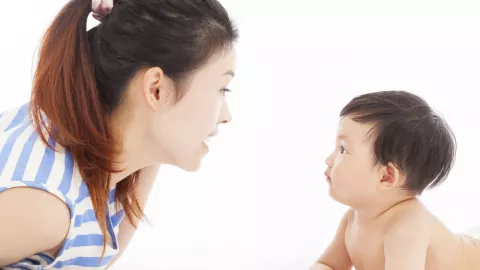 Bunda, Baby Talk Bisa Merangsang Kemampuan Si Kecil Berkomunikasi - GenPI.co