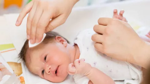 Bunda Perlu Perhatikan 4 Cara Tepat Merawat Kulit Bayi - GenPI.co