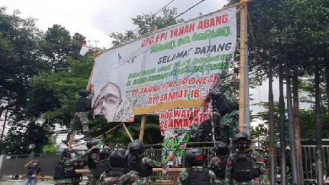 Ngeri! Fakta Jokowi di Balik Aksi TNI Copot Baliho Habib Rizieq - GenPI.co