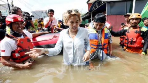 Wow... Aktris Nikita Mirzani Basah-basahan Bersama Relawan Banjir - GenPI.co