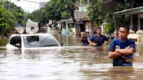 Pak SBY Menerjang Air, Tinjau Langsung Korban Banjir di Bogor - GenPI.co