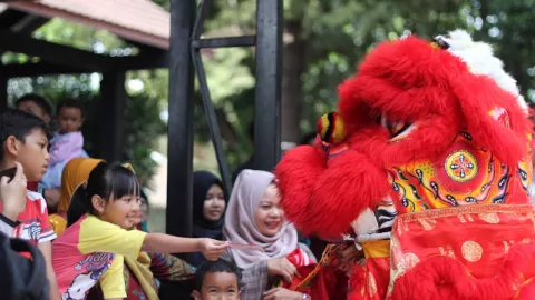 Gaet Pengunjung Saat Libur Imlek, Bazoga Gelar Atraksi Barongsai - GenPI.co