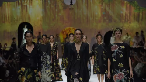 Dedikasi Tinggi, 6 Desainer Sukses Bawa Batik Go International - GenPI.co