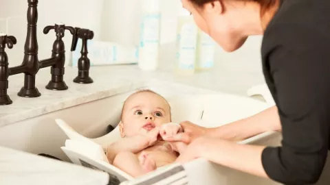 Ungkap Alasan Bayi harus Mandi dengan Air Hangat - GenPI.co