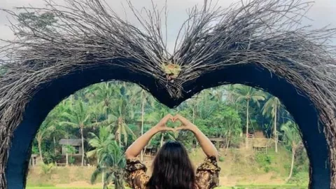Photo Shoot di Bali, Aktris Bollywood Ini Ogah Pulang ke India - GenPI.co