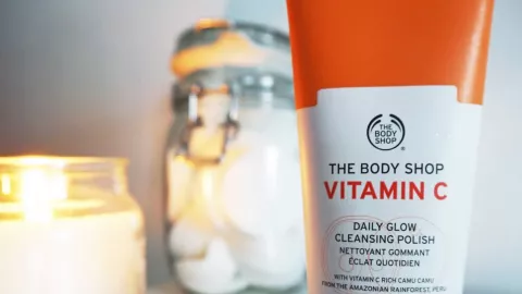 Wajah Glowing Sekali Usap dengan The Body Shop Vitamin C - GenPI.co