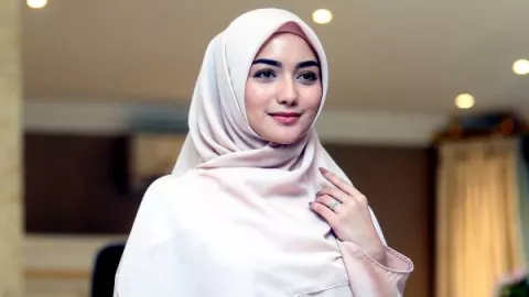 Sederhana dan Kalem, Gaya Hijab Favorit Citra Kirana  - GenPI.co