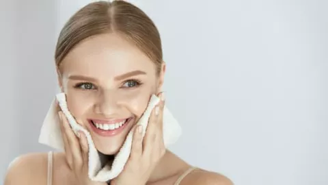 Clean & Clear Essentials Foaming Facial Wash: Wajah Bebas Minyak - GenPI.co