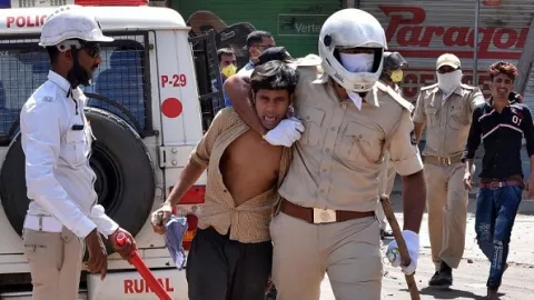 India Ampun-ampunan, Ratusan Polisi Terinfeksi Virus Corona - GenPI.co